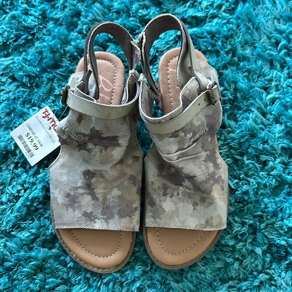 NWT Camo Sandles